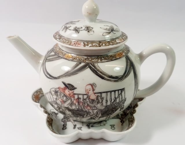 A Chinese teapot and stand