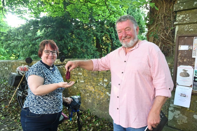 Churchwarden Jerry Maltman presents Rev Sonya Newton with the Whittington Purse.