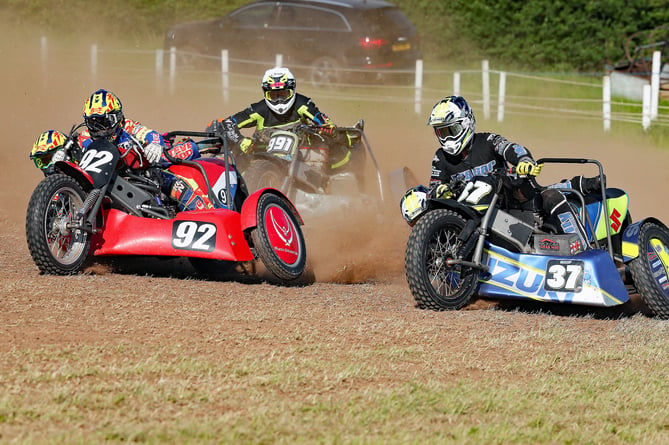 Riders go for it in a 1000cc sidecar battle.