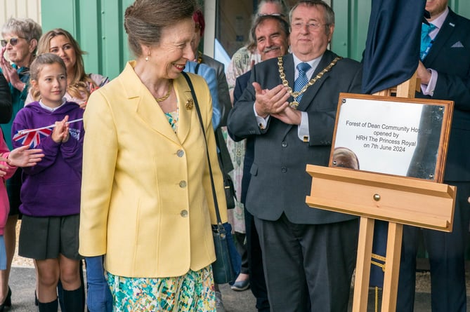 The Princess Royal unveils a plaque.