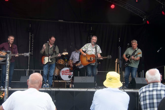 The Earl Band on the main stage